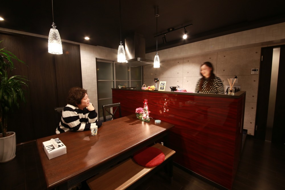 黒い天井と赤いキッチン。大人のモダンリノベーション【名古屋市】